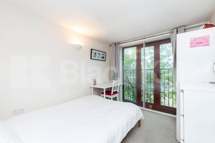 large 3 bedroom house split over 2 floors with 2 bathrooms Aran Mews, Barnsbury Grove